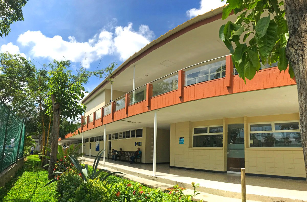 Edificio principal del campus de la Corporacion Universitaria Reformada en Barranquilla